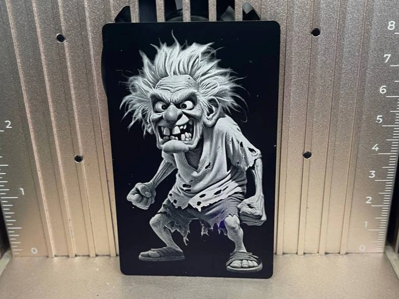 Grimmiger alter Mann auf Aluminium Visitenkarte