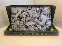 [Laser cut and engrave] Schwarz-Weiß-Bild eines Zahnarztes bei der Behandlung eines Clowns