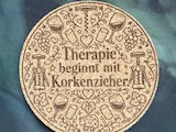[Laser cut and engrave] Runder Korkuntersetzer mit Wein-Motiv und Spruch #007
