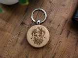 [Laser cut and engrave] Runder Schlüsselanhänger aus Holz mit Clown Motiv