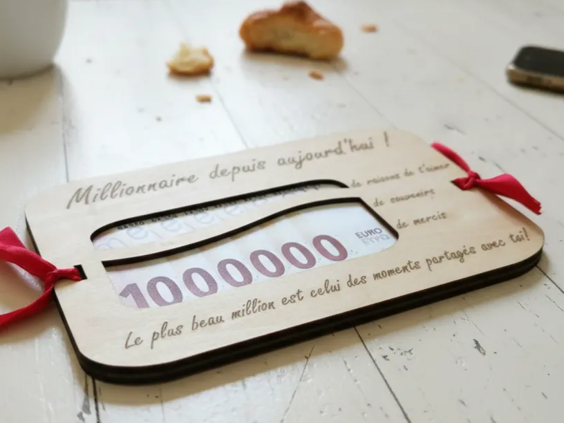 Support en bois pour offrir de l'argent avec message Millionnaire depuis aujourd'hui