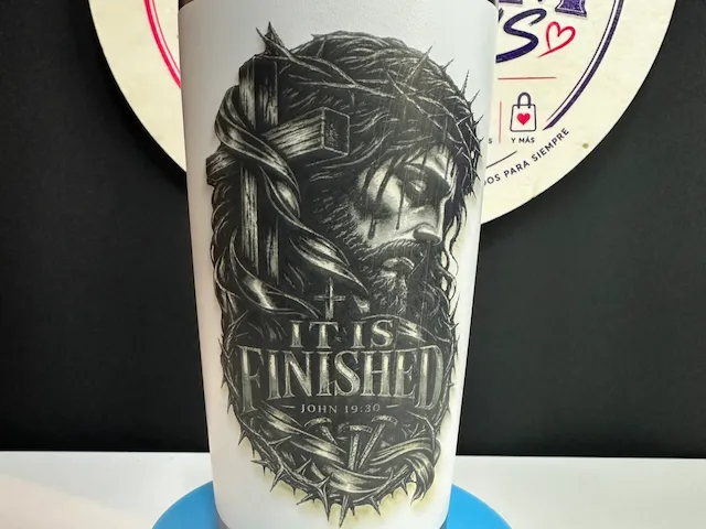 Vaso térmico con ilustración de Jesucristo y frase religiosa It Is Finished