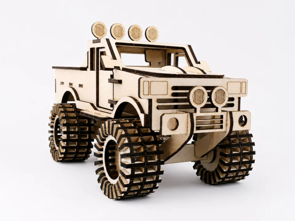 Ein großer Geländewagen mit beweglichen Rädern und Türen