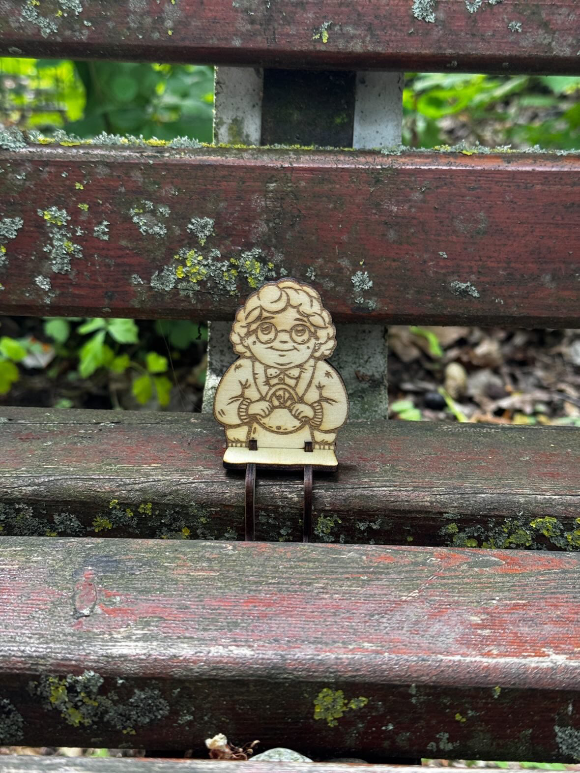 [Laser cut and engrave] Grandmother figure phone stand with glasses and basket