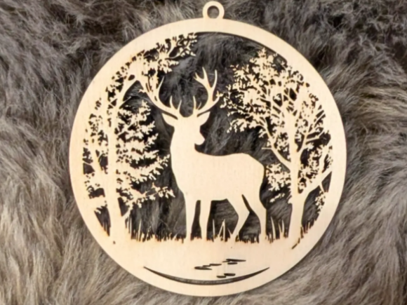 Runder Holzanhänger mit Hirsch im Wald Motiv