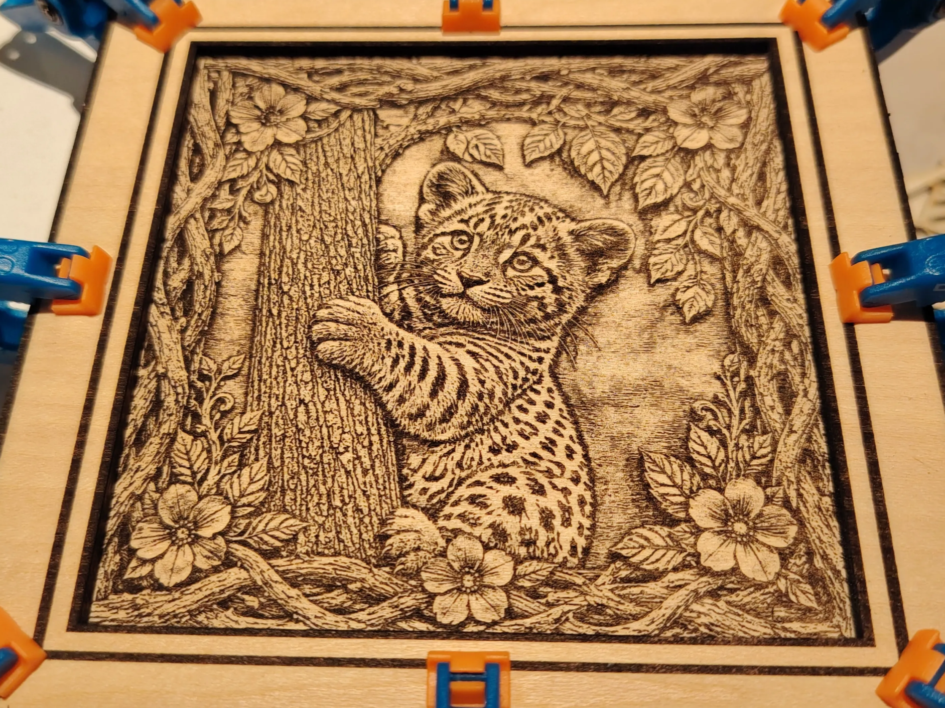 Tableau en bois représentant un bébé léopard dans la forêt