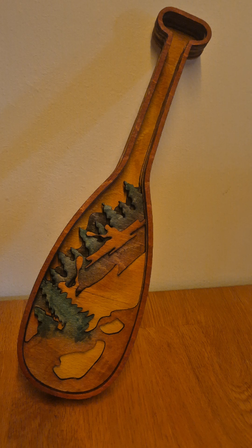 [Laser cut and engrave] Wanddekoration in Form eines Paddels mit Berg- und Waldmotiv