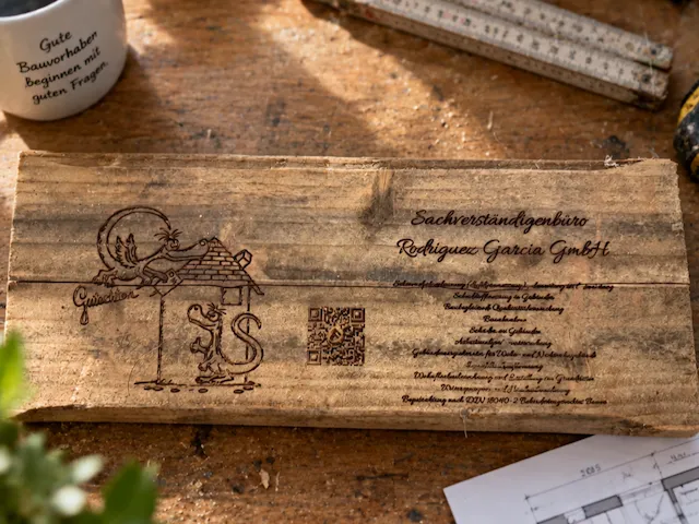 Holzschild für Sachverständigenbüro mit Firmenlogo und QR-Code