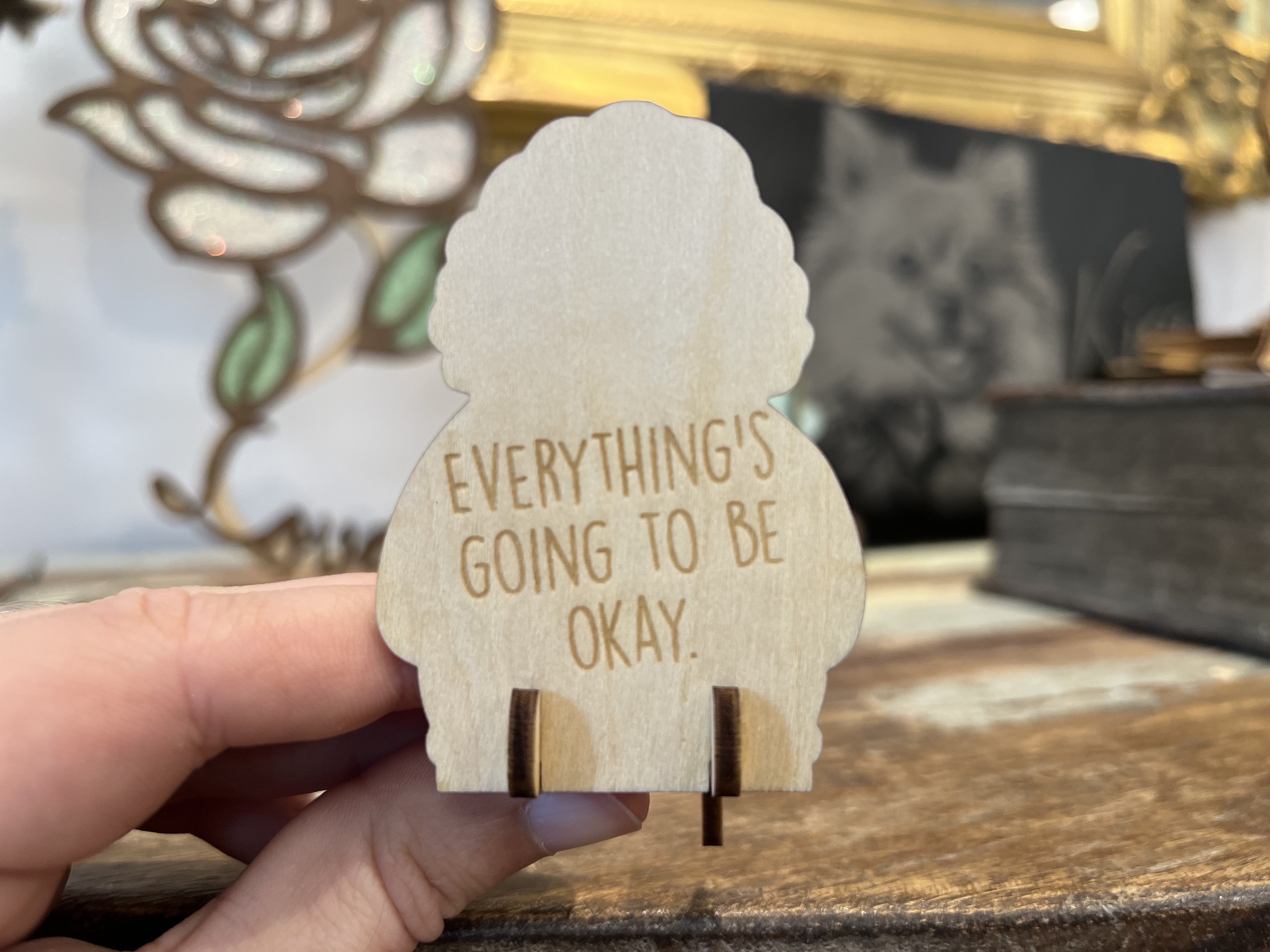 [Laser cut and engrave] Grandmother figure phone stand with glasses and basket