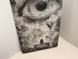 [Laser cut and engrave] Metallplatte mit surrealem Kunstwerk von einem Mädchen und einem riesigen Auge