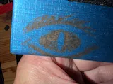 [Laser cut and engrave] Plaque bleue avec motif d'œil mystique