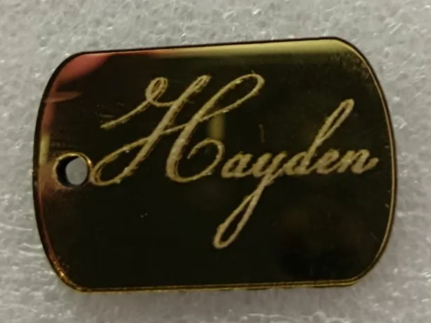 Plaque d'identification dorée personnalisée avec le prénom Hayden