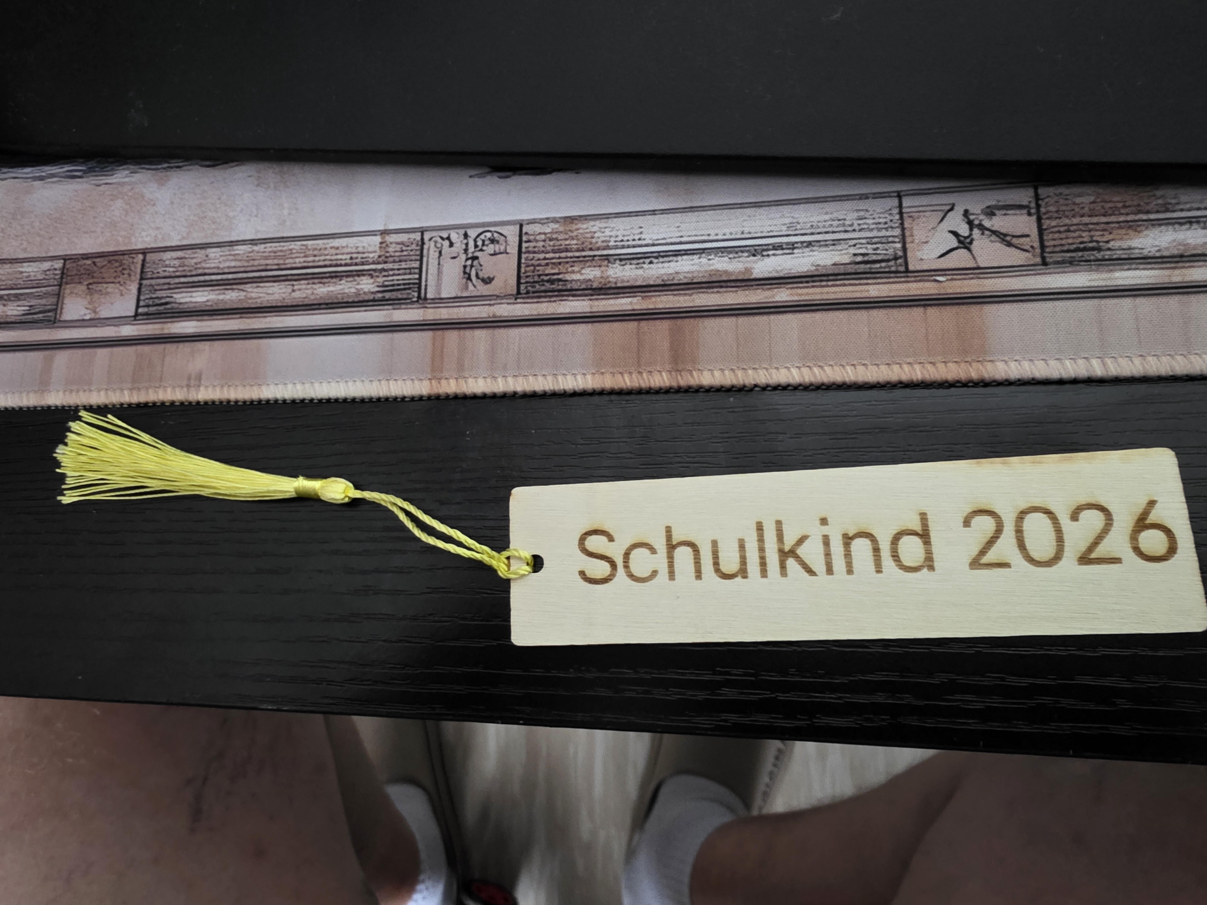 [Laser cut and engrave] Lesezeichen aus Holz mit Gravur Schulkind 2026