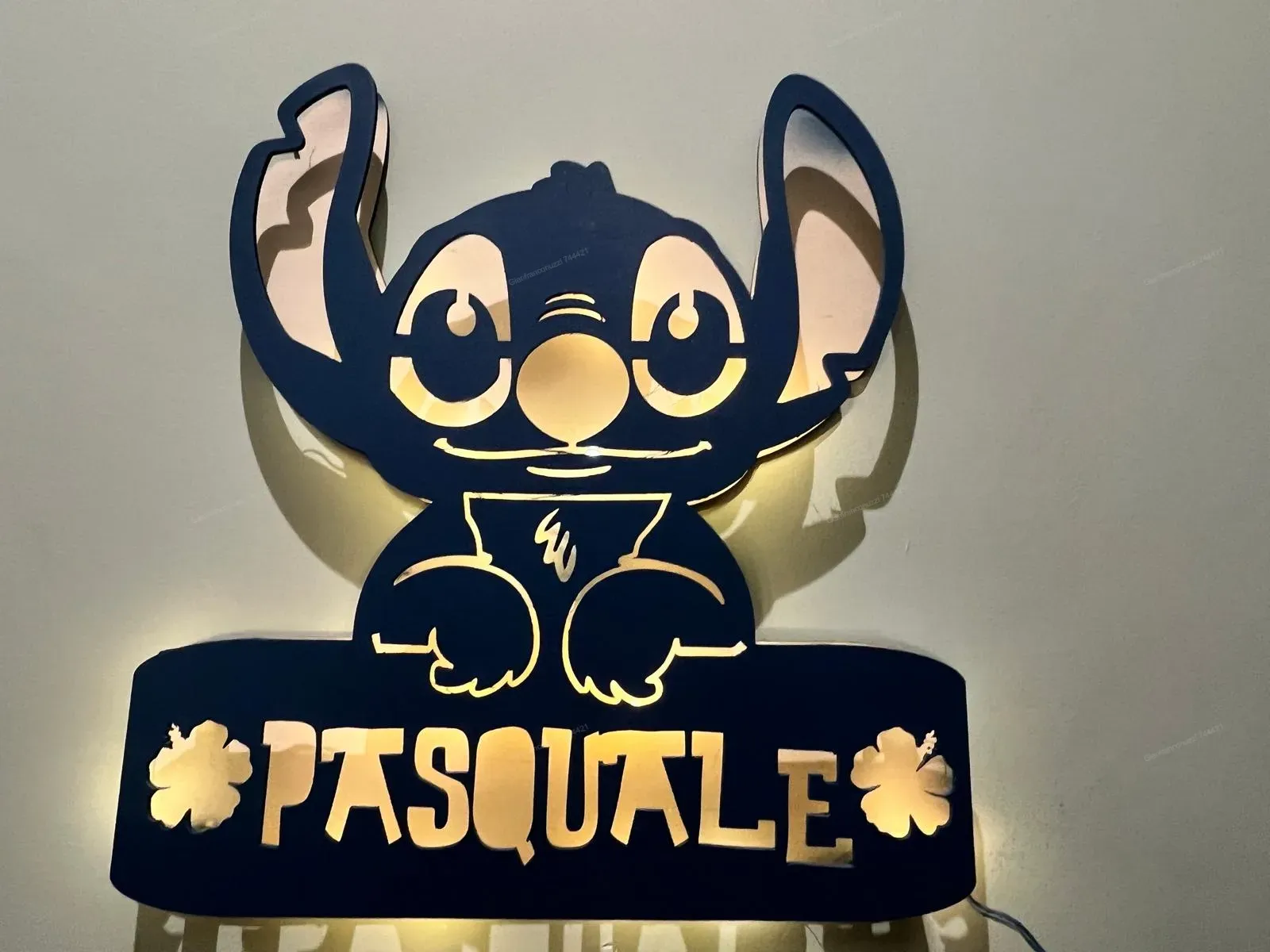 Insegna luminosa da parete con personaggio Stitch e nome personalizzato
