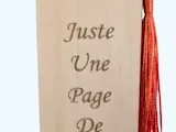 [Laser cut and engrave] Marque-page en bois avec motif de chat et inscription " juste une page de plus "
