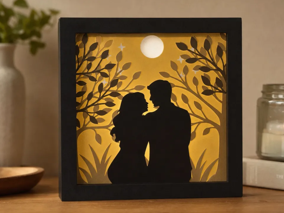 Light box coppia sotto la luna, idea di silhouette tagliata al laser