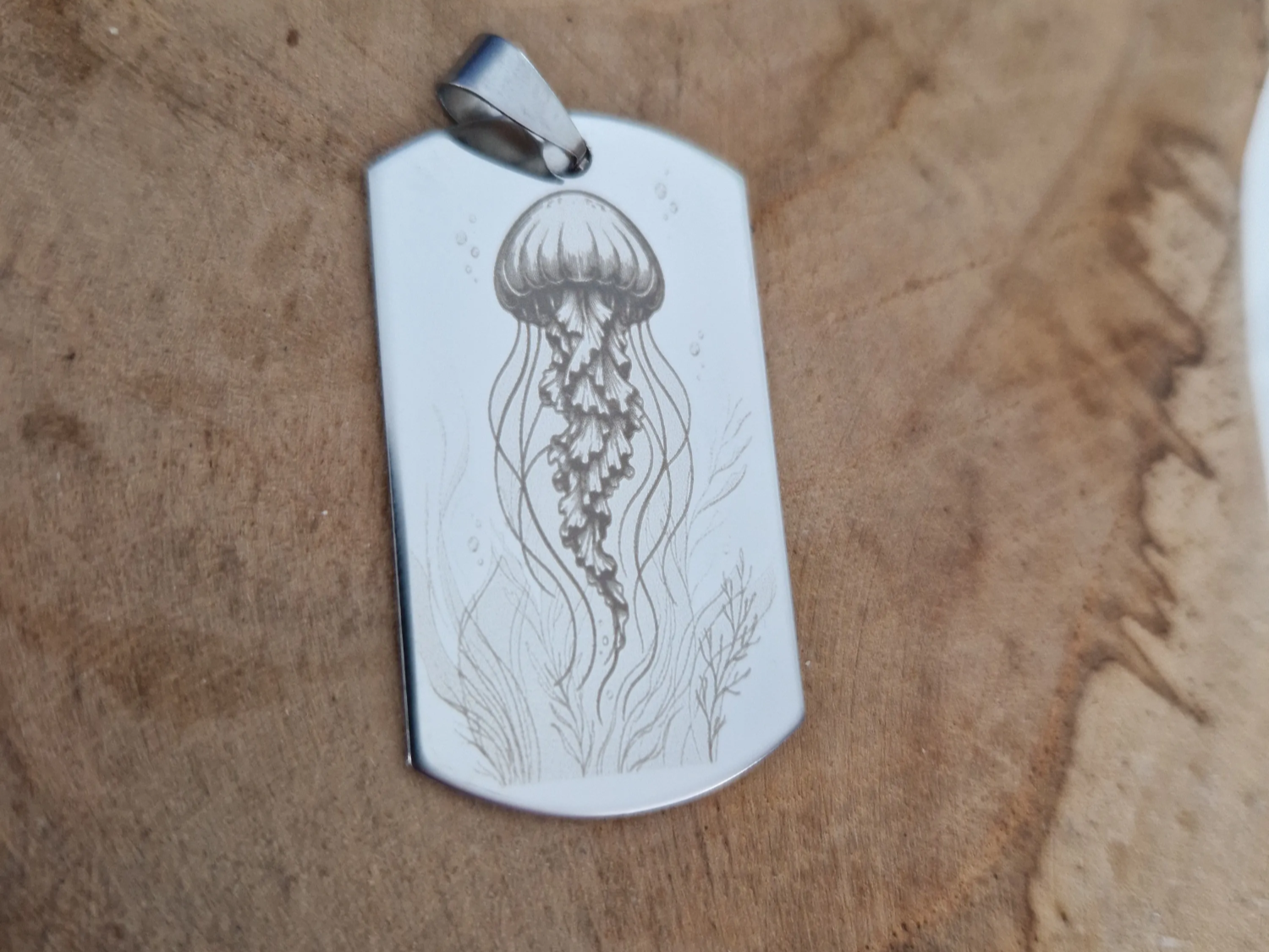 Pendentif plaque militaire en acier avec motif méduse