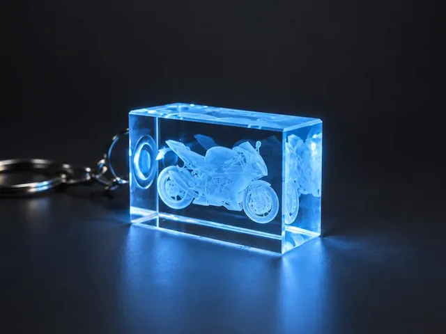 Porte-clés en cristal rectangulaire avec gravure de moto sportive