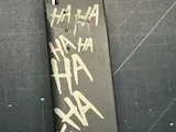 [Laser cut and engrave] Wandaufkleber mit lachendem Haha Schriftzug im Joker Stil