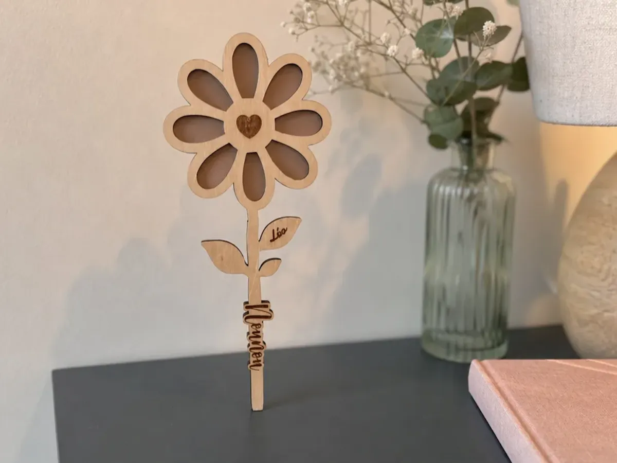 [Laser cut and engrave] Fleur en bois personnalisée avec prénom et cœur