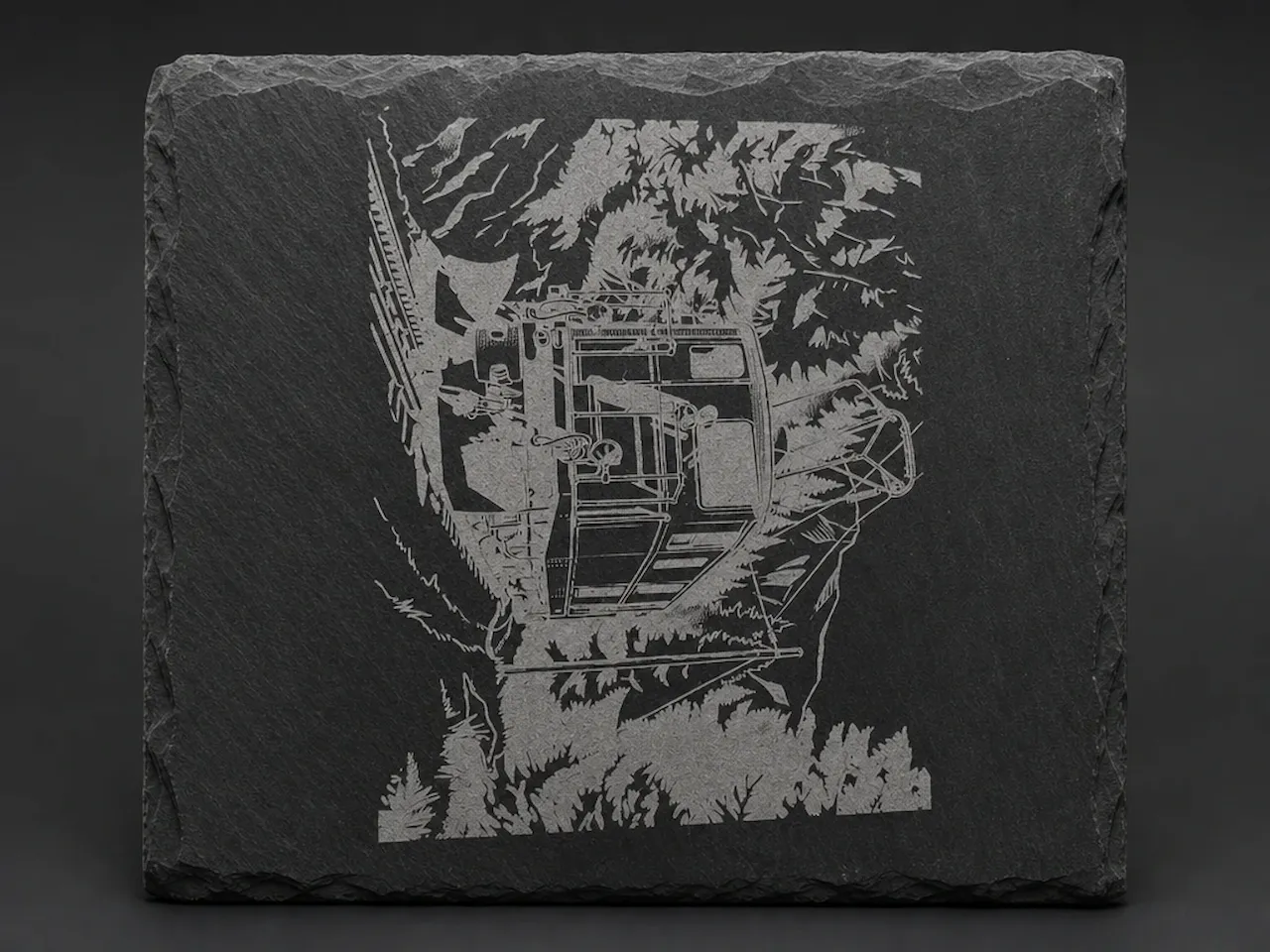 [Laser cut and engrave] Schieferplatte mit Motiv einer Seilbahn in den Bergen