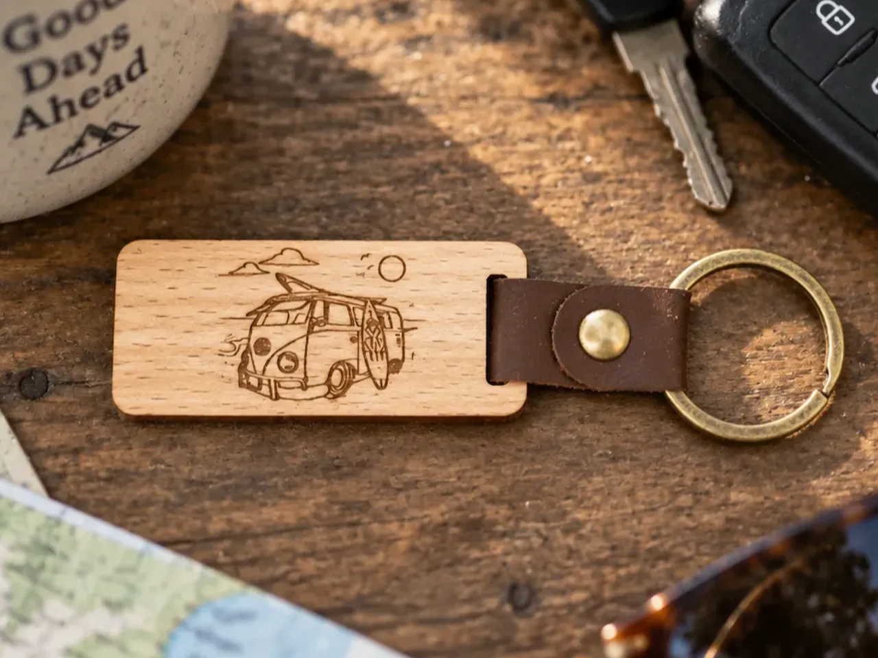 [Laser cut and engrave] Porte-clés en bois avec motif de van vintage et planche de surf