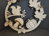 [Laser cut and engrave] Herbstlicher Holzkranz mit Eichhörnchen Ahornblatt und Kürbis Motiv