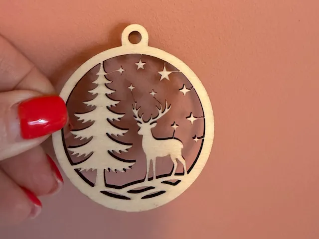 Boule de Noël en bois avec motif cerf et sapin