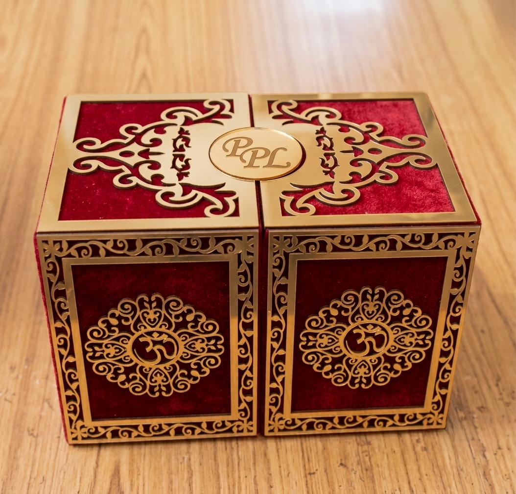 [Laser cut and engrave] Coffret de rangement carré en velours rouge avec ornements dorés