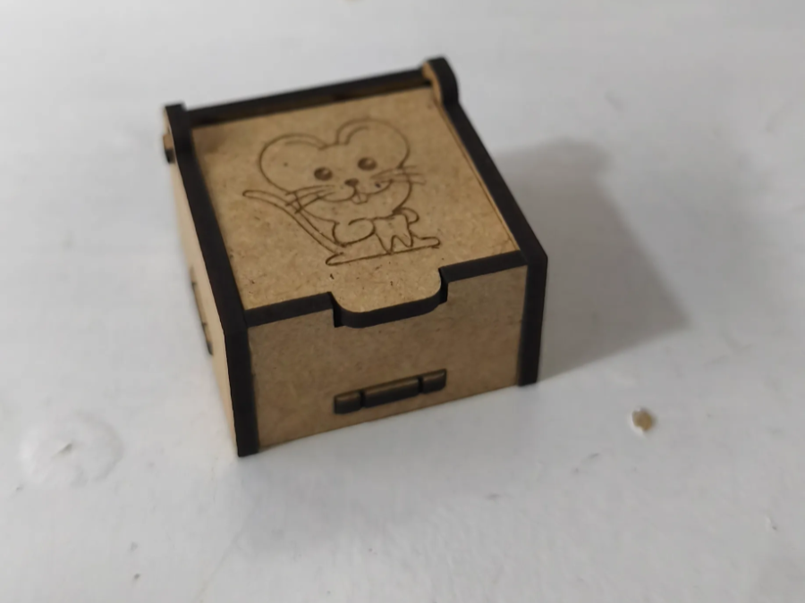 Caja pequeña de madera para dientes de leche con diseño de ratón. **#craftthebirthdaycontest**