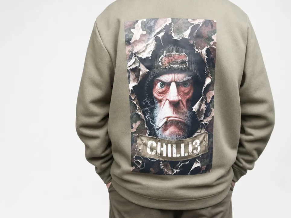 Eine Vereinsgrafik auf den Rücken eines olivfarbenen Sweatshirts gedruckt
