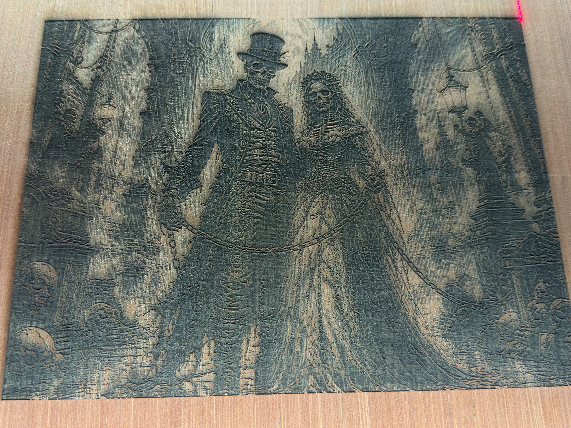 Tableau en bois représentant un couple de squelettes mariés dans un cimetière gothique