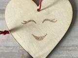 [Laser cut and engrave] Adorno de madera en forma de corazón con cara sonriente