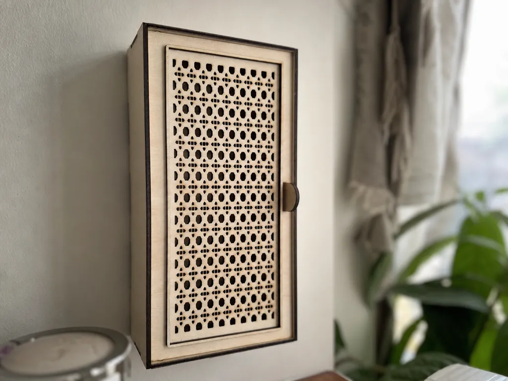 Armoire murale porte-clés avec porte ajourée en cannage