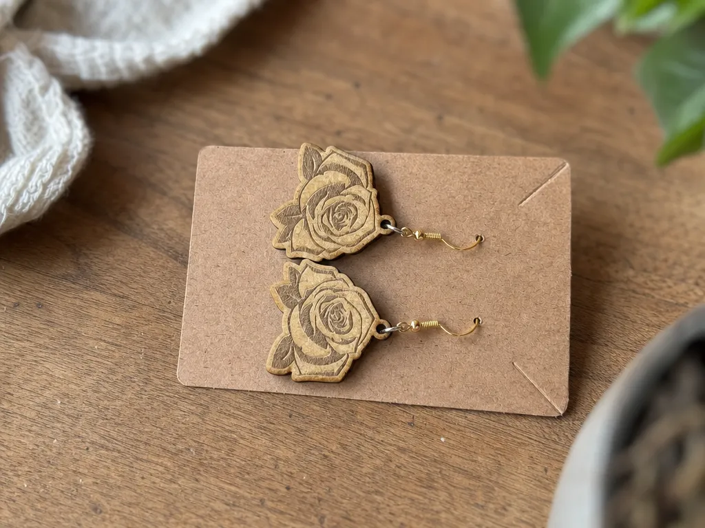 Ohrhänger mit Rosenmotiv aus Holz