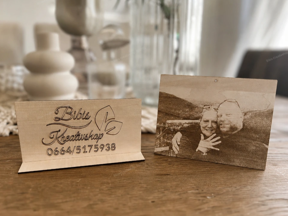 Holzaufsteller mit persönlichem Foto und Firmenlogo