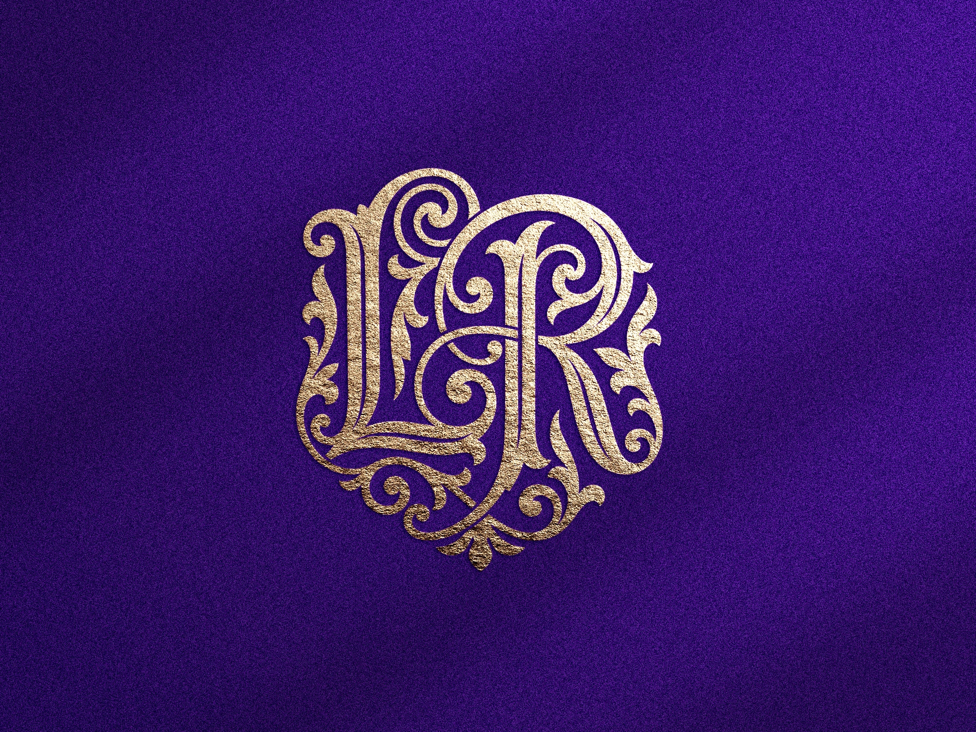 Monogramme doré LR avec ornements floraux sur fond violet