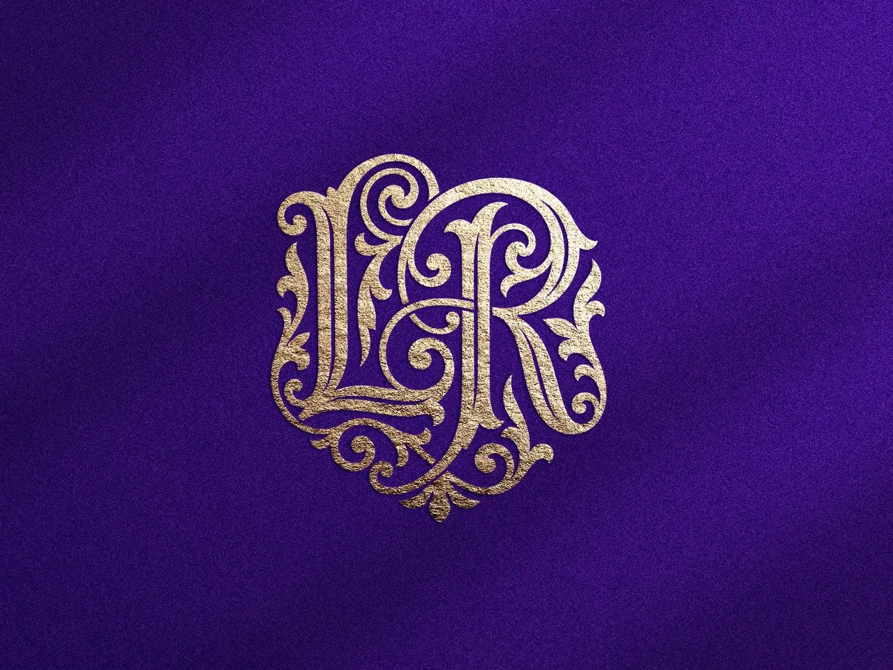 [Laser cut and engrave] Monogramme doré LR avec ornements floraux sur fond violet