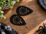 [Laser cut and engrave] Boucles d'oreilles pendantes noires en forme de goutte avec motif de toile d'araignée