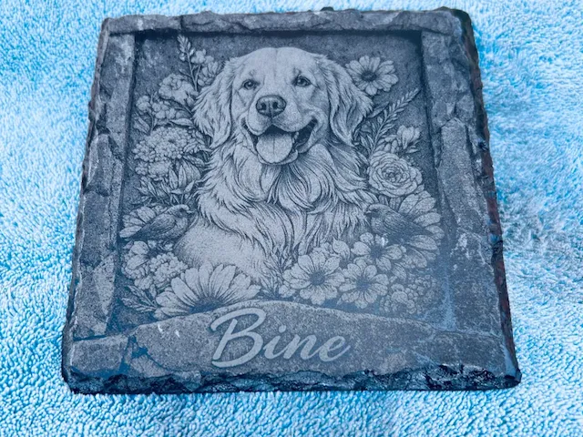 Plaque commémorative en ardoise avec portrait de chien golden retriever et fleurs