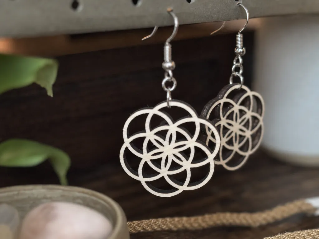 Boucles d'oreilles pendantes avec motif géométrique