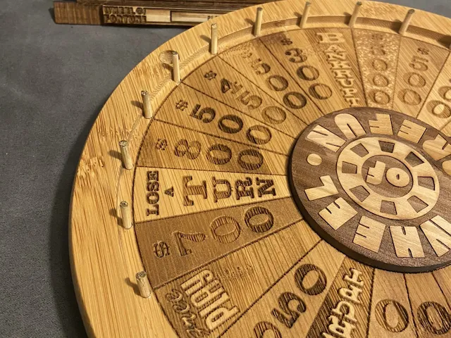 Holzrad mit mehr Spaß Spielbrett mit Puzzle-Display instruction: step 2 -
