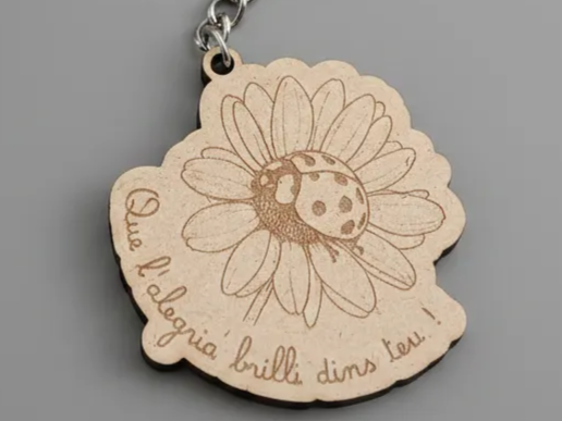Porte-clés en bois avec marguerite, coccinelle et message en catalan