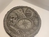 [Laser cut and engrave] Runder Untersetzer mit Piraten Totenkopf Kompass und Schatzkarten Motiv