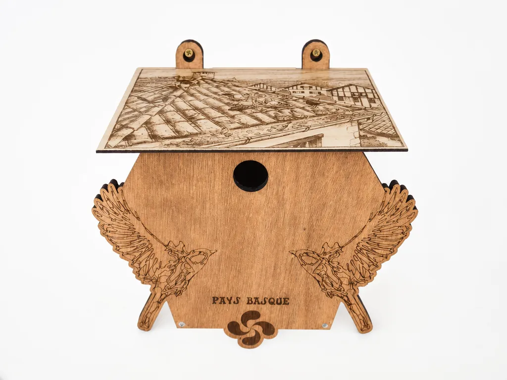 Nichoir en bois pour mésange avec illustration du Pays Basque et motifs