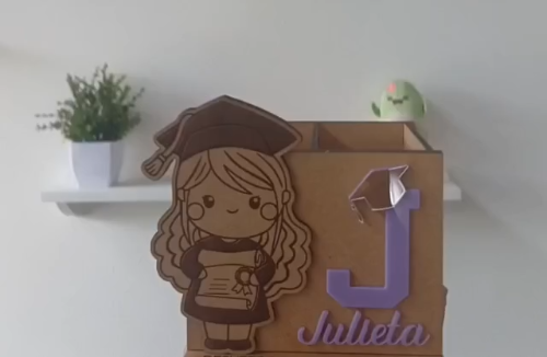 [Laser cut and engrave] Portalápices personalizado con temática de graduación para niños - Girl and boy - Spanish and English