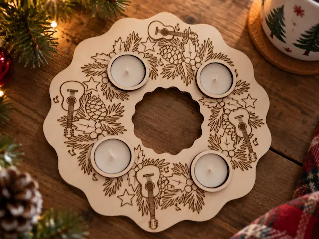 Adventskranz aus Holz mit Gitarrenmotiv und Teelichthaltern
