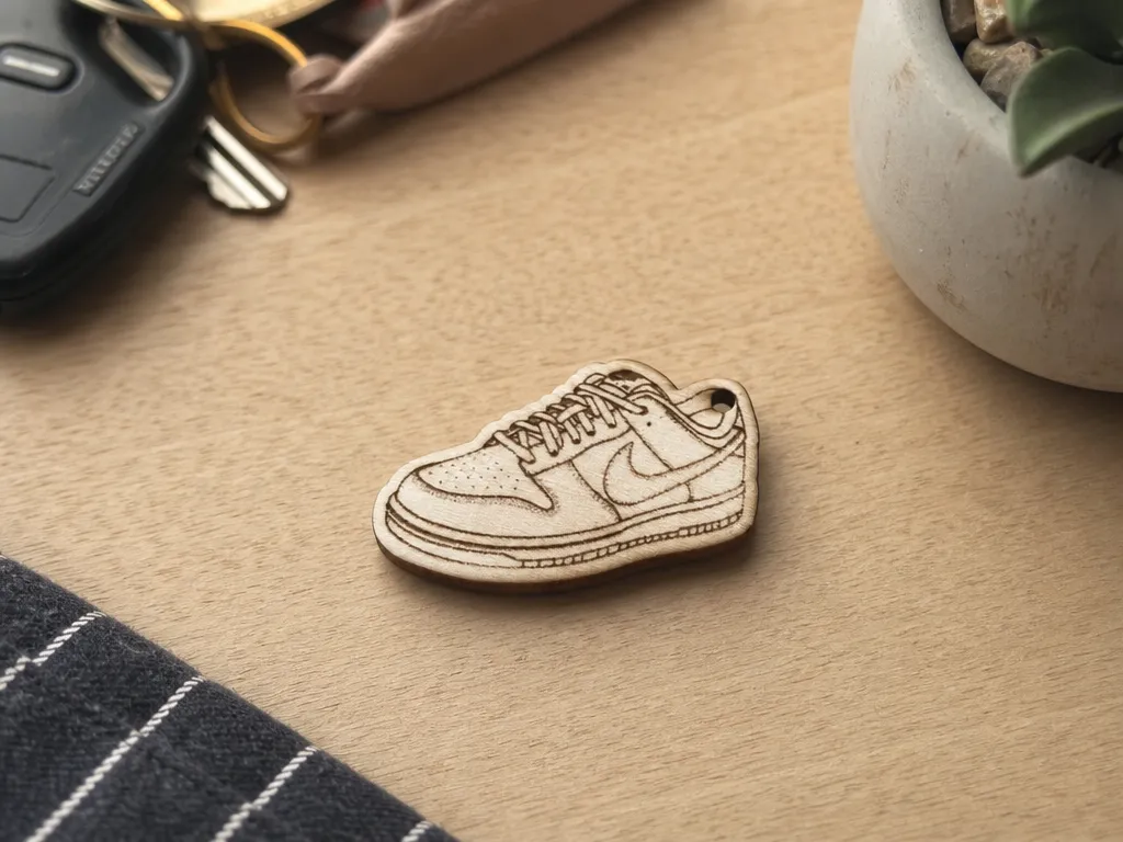 Porte-clés en bois en forme de chaussure