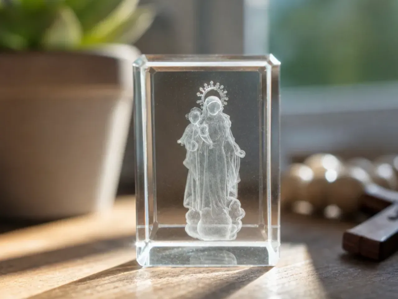 [Laser cut and engrave] Bloque de cristal con figura de la Virgen María y el Niño Jesús
