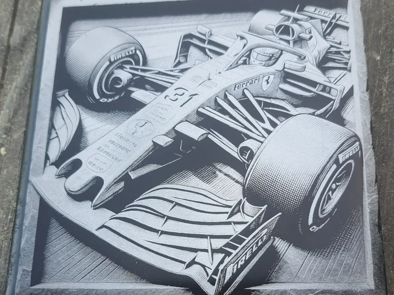 [Laser cut and engrave] Plaque décorative représentant une voiture de course de Formule 1 Ferrari